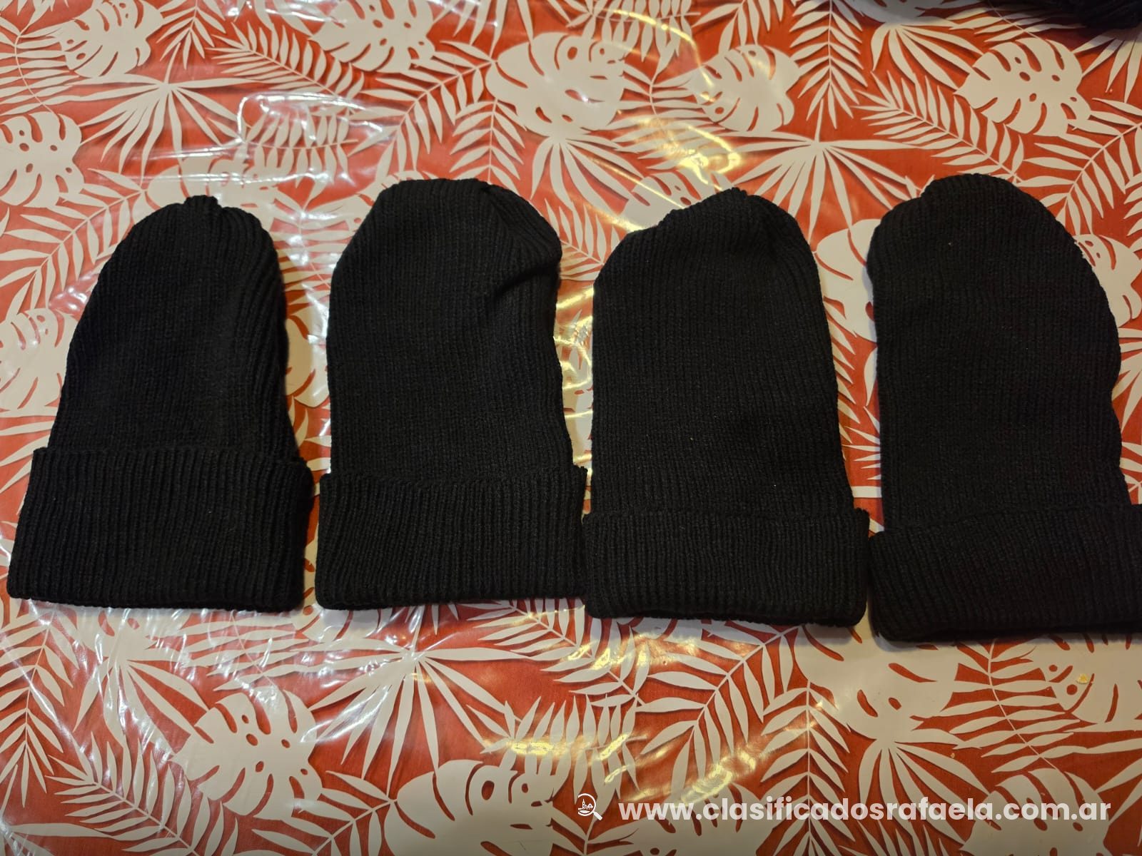 Foto 2 de Vendo lote de gorros de lana negros